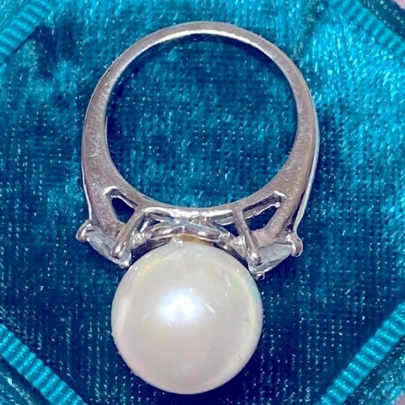 💛 White Gold Plated Faux Pearl & CZ Ring - Picture 4 of 6